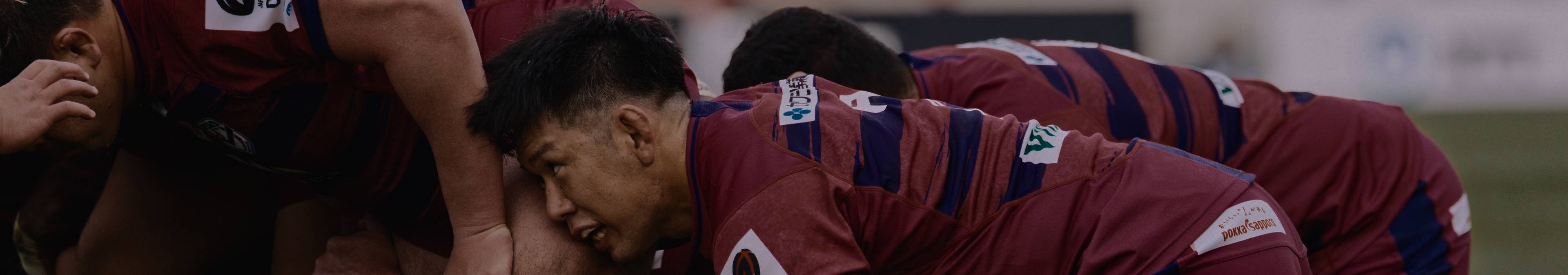 スクラムを組む選手