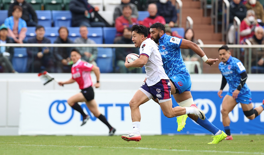 ピッチと客席が近く、迫力満点